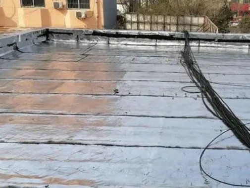 乌审卫生间漏水维修公司分享下乌审屋面楼顶防水刚性防水层施工要点。